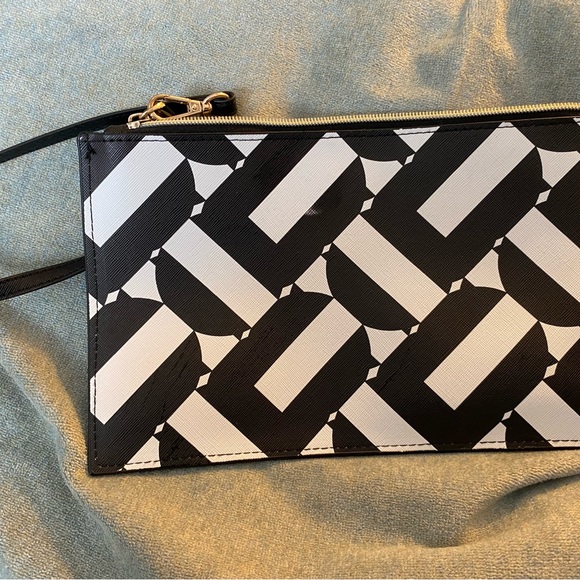 Trina Turk Accessories Bag gold zipper closure and badge - Picture 3 of 6